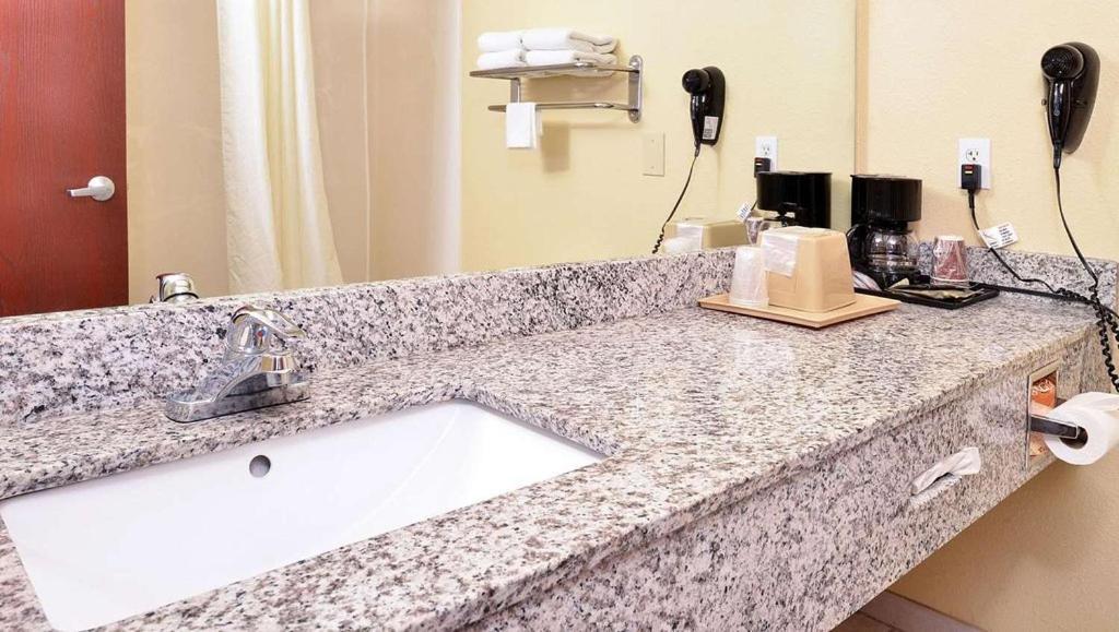 Quality Inn And Suites Fort Worth Bagian luar foto